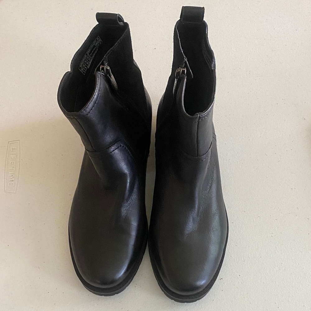 Vionic Black Leather Ankle Booties